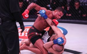 Тайвон Клакстон – Джеймс Беннетт на турнире Bellator 221