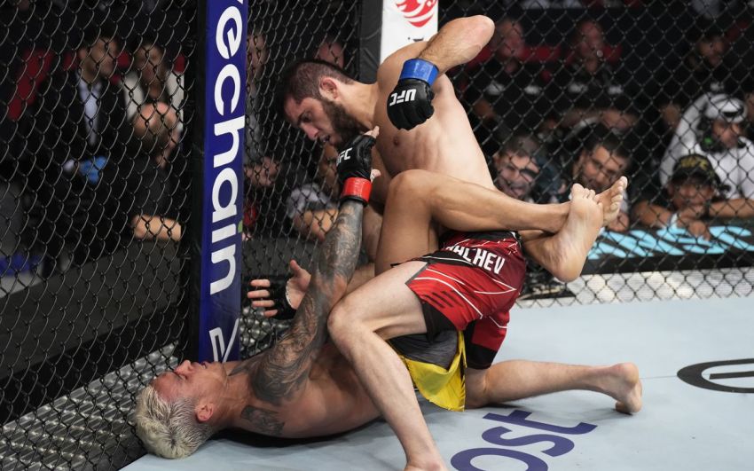 Ислам Махачев финишировал Чарльза Оливейру во втором раунде на UFC 280 и стал новым чемпионом легкого веса