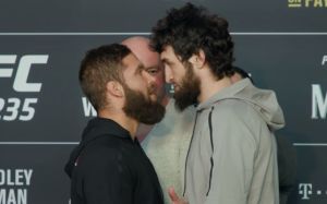 Битва взглядов участников турнира UFC 235: Джон Джонс - Энтони Смит