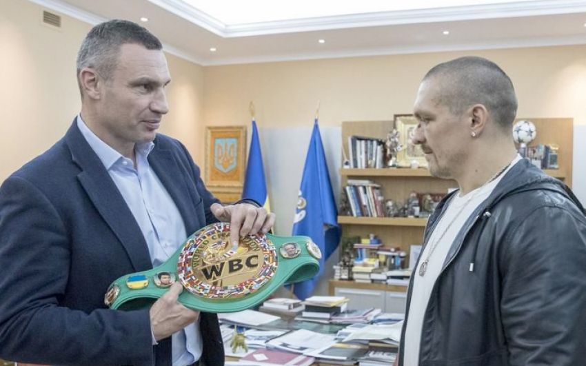 Виталий Кличко поздравил Усика с победой над Джошуа и подарил ему пояс WBC