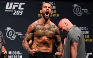 CM Punk открылся фаворитом боя с Флойдом Мейвезером в клетке