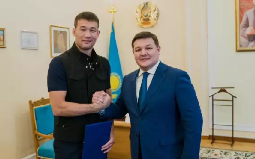 Министр культуры и спорта Казахстана обещает бойцу UFC финансирование