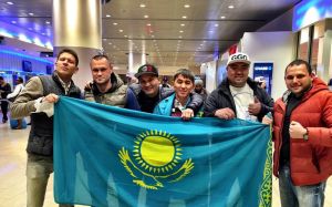 Казахстанец, поставившийна нокаут от Головкина 4 миллиона тенге (750тыс рублей) не выдержал потери и начал драться с фанатами Джейкобса. Казахастанец задержан, ведётся расследование.
