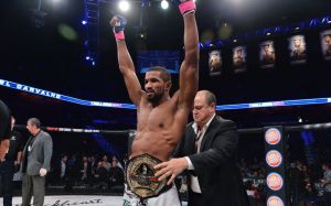 Рафаэль Карвальо защитил пояс чемпиона Bellator нокаутировав Мелвина Манхуфа