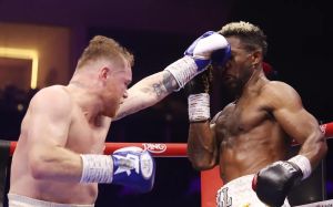 Сауль Альварес победил Уильяма Скулла и стал абсолютным чемпионом мира
