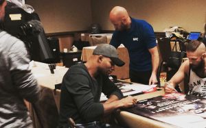 У Алистара Оверима остался 1 бой по контракту в UFC